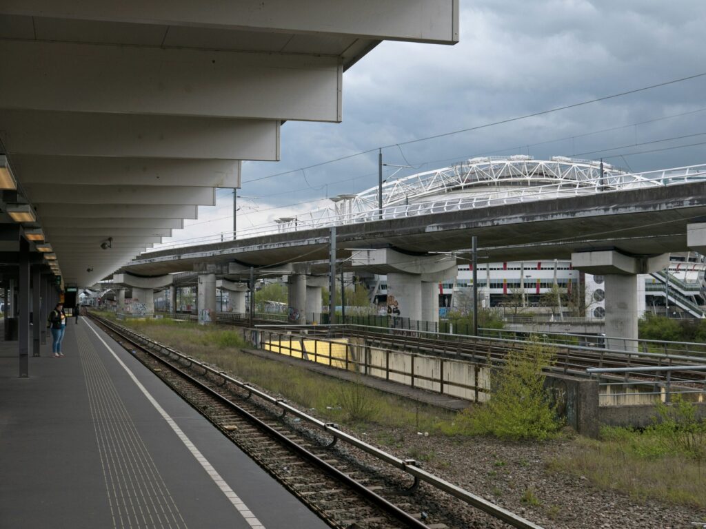 Train Station Advertising - Replacing Print Media With Digital Signage TrouDigital